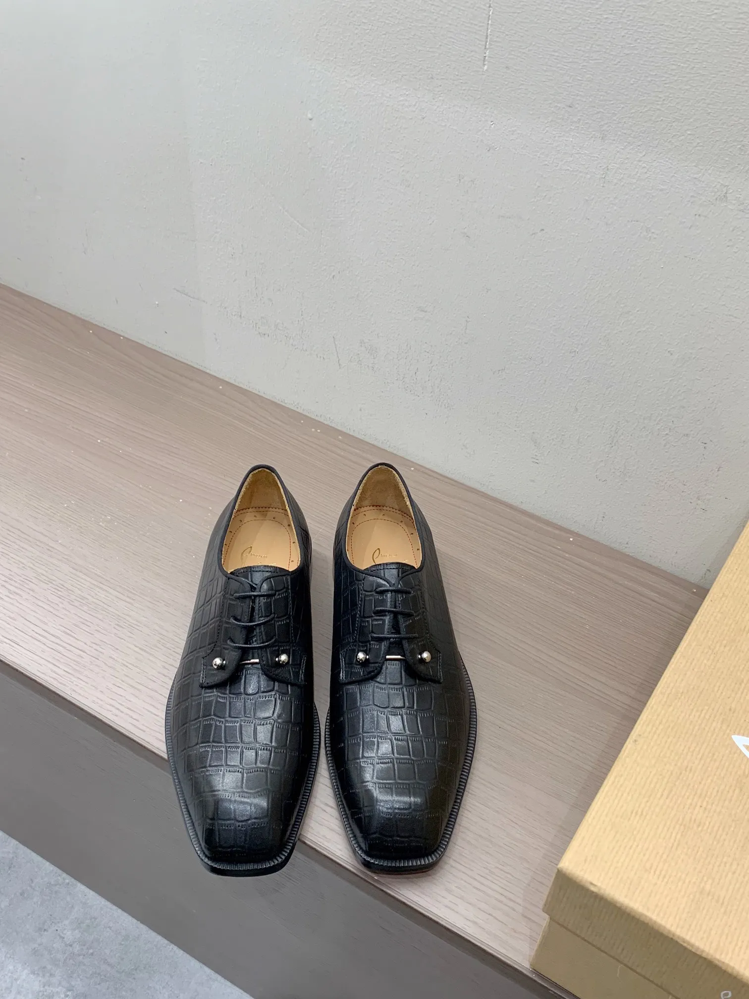 [CL red sole shoes] Top P: 1020💰 Size 39-44 (38.45.46 custom-made, non-returnable) Christian Louboutin men's classic Oxford shoes, men's business formal leather shoes💫Original molding, 1:1 replica, specially made for nobles. The unique shoe shape is unique and 100% comfortable! The whole shoe is made of imported Italian cowhide material, carefully selected, with fine pores and rich luster. Cow leather lining, soft and comfortable, sweat-absorbent and breathable. Genuine leather outsole, non-slip and wear-resistant, full of texture, elegant and luxurious overall, integrating comfort, formality and luxury! The Rolls Royce of shoes!